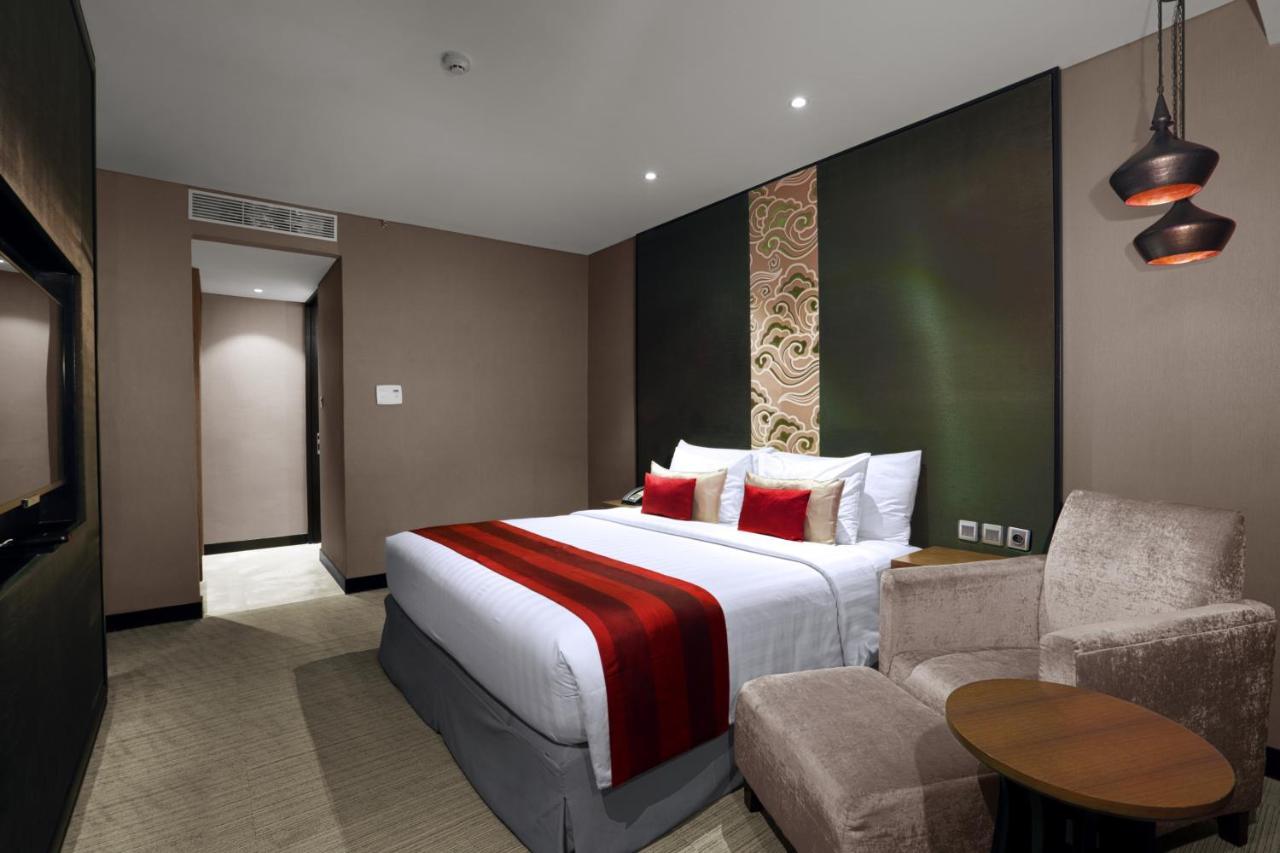 Aston Priority Simatupang And Conference Center होटल 4*