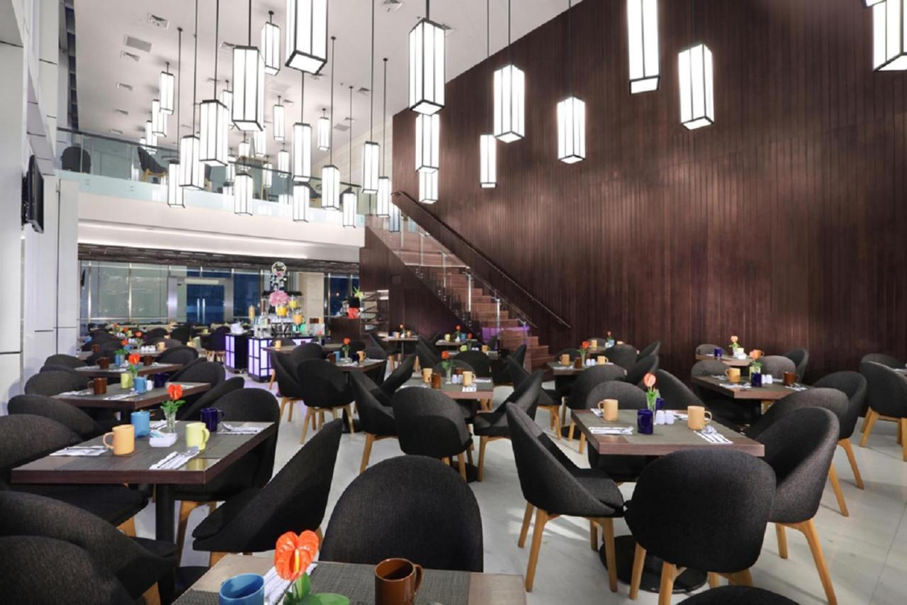 Aston Priority Simatupang And Conference Center होटल 4*