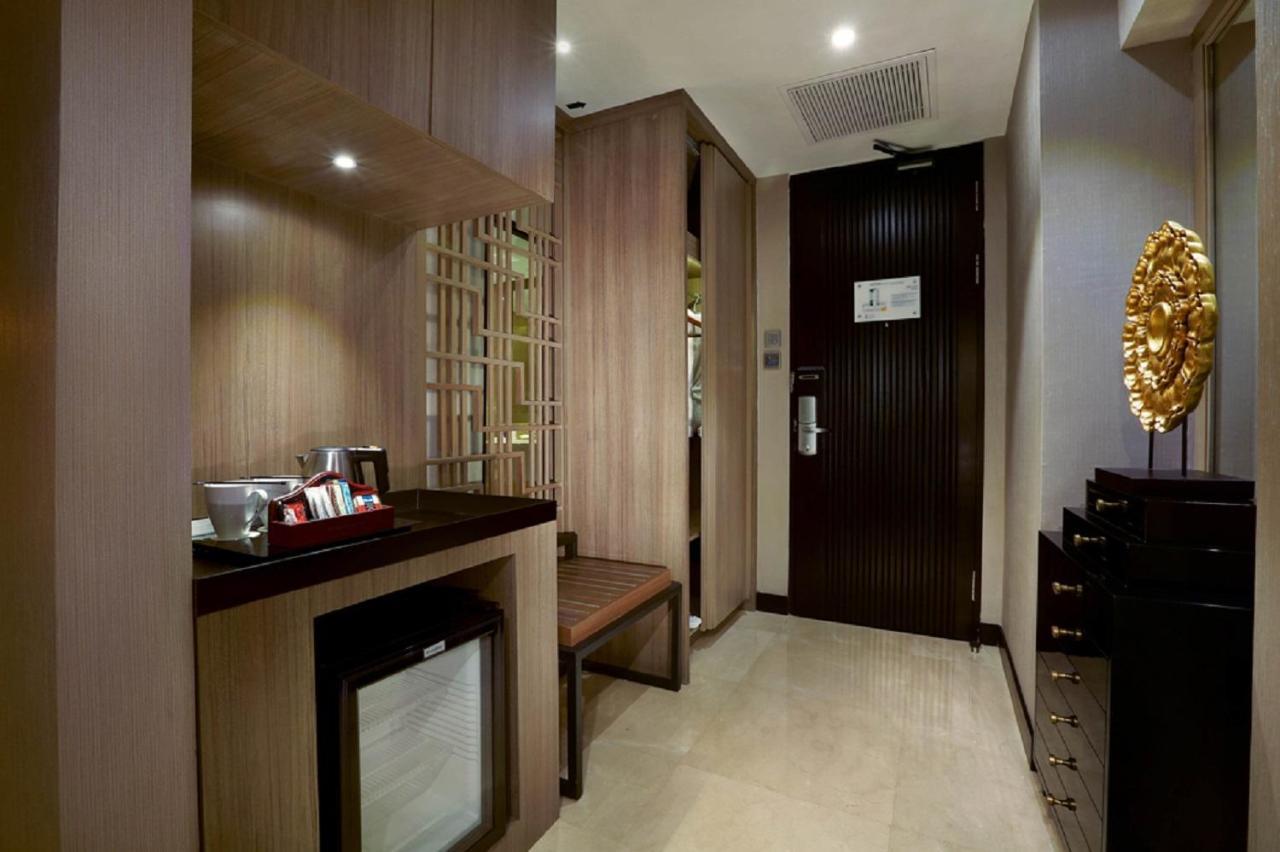 होटल Aston Priority Simatupang And Conference Center 4*